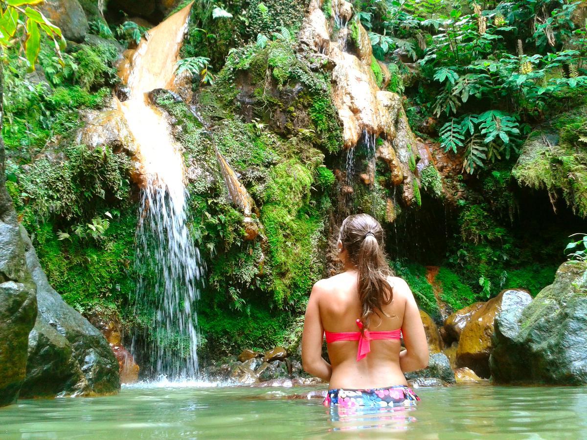 En Caldeira Velha podemos bañarnos en pozas termales rodeados de naturaleza selvática