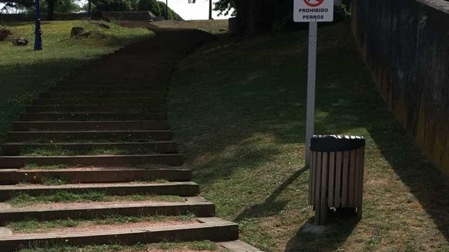 Señal que prohíbe la presencia de perros en una zona de A Corveira, ayer.