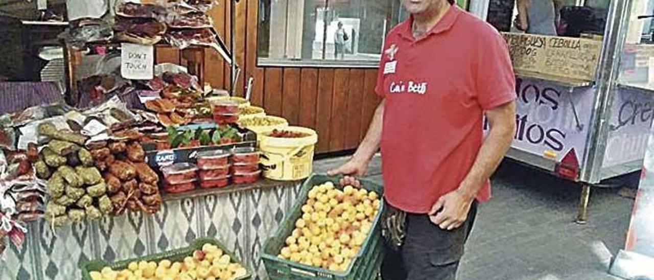 &#039;BetlÃ­&#039; mostrando unos canastos de albaricoques.