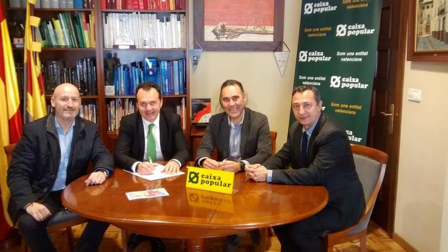 Los representantes del Ayuntamiento y de la entidad bancaria en la firma del convenio.