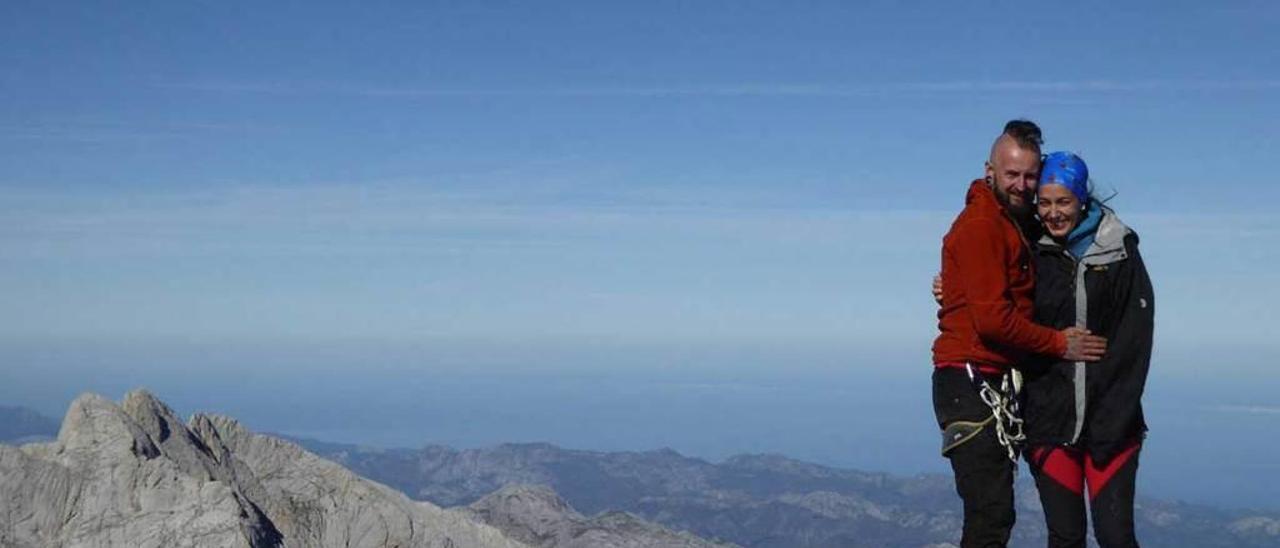 Tania Plaza y David Matos, &quot;Gummo&quot;, en la cima del Urriellu ya prometidos.