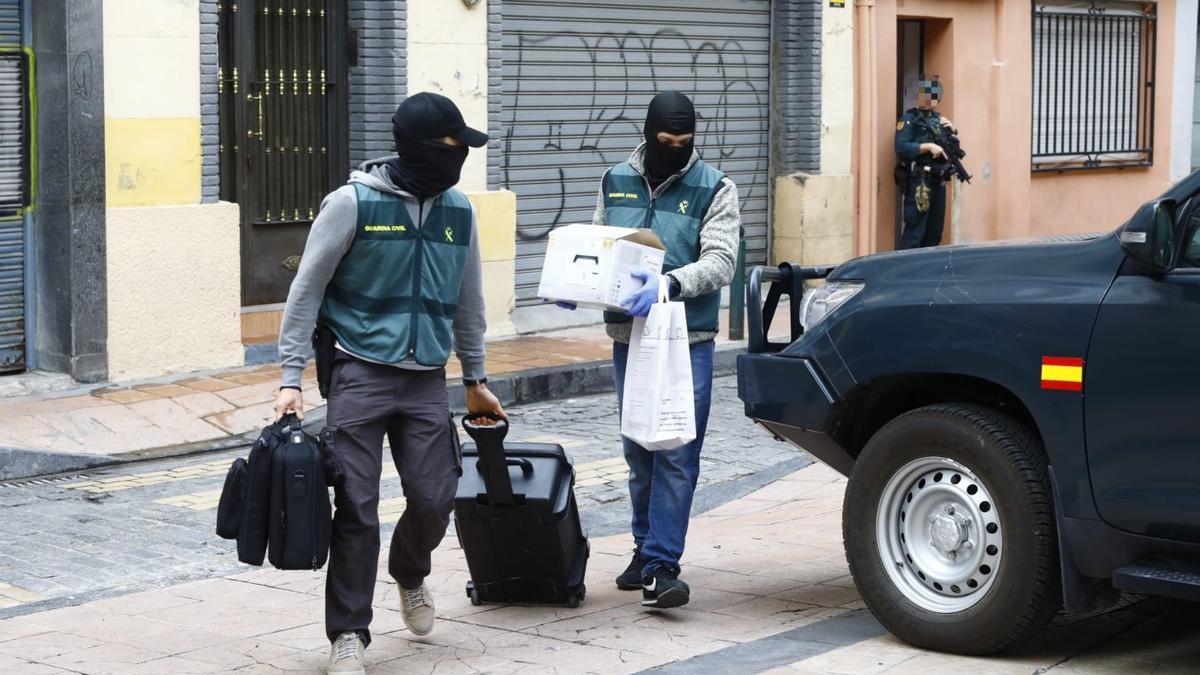 El Grupo Antiterrorista de la Guardia Civil registra un piso en Zaragoza