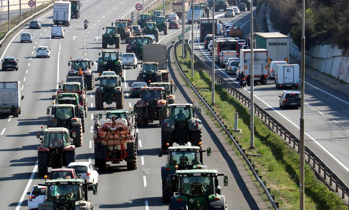 Tractores entrando en Barcelona por la Meridiana
