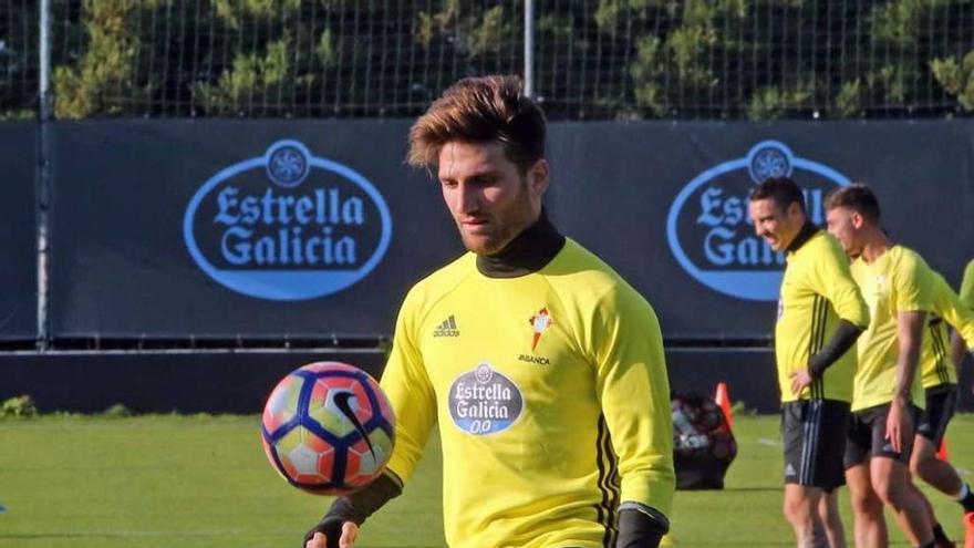 Carles Planas se ejercita con el balón en el entrenamiento vespertido del pasado lunes. // Marta G. Brea