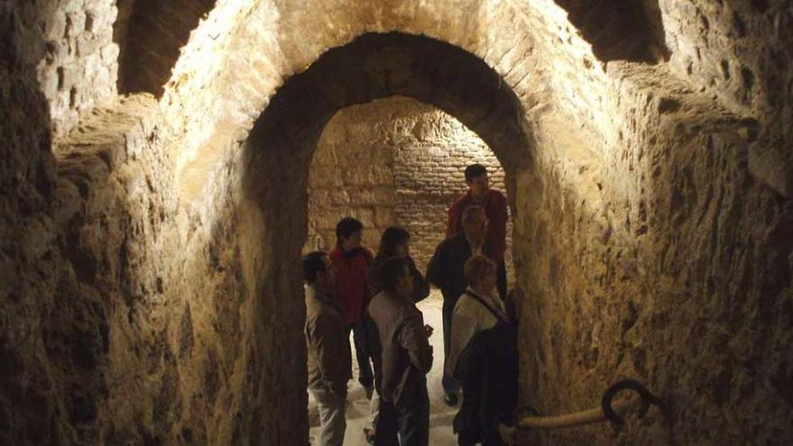 Un grupo de turistas visita la antigua bodega restaurada del Ayuntamiento de Toro. Foto