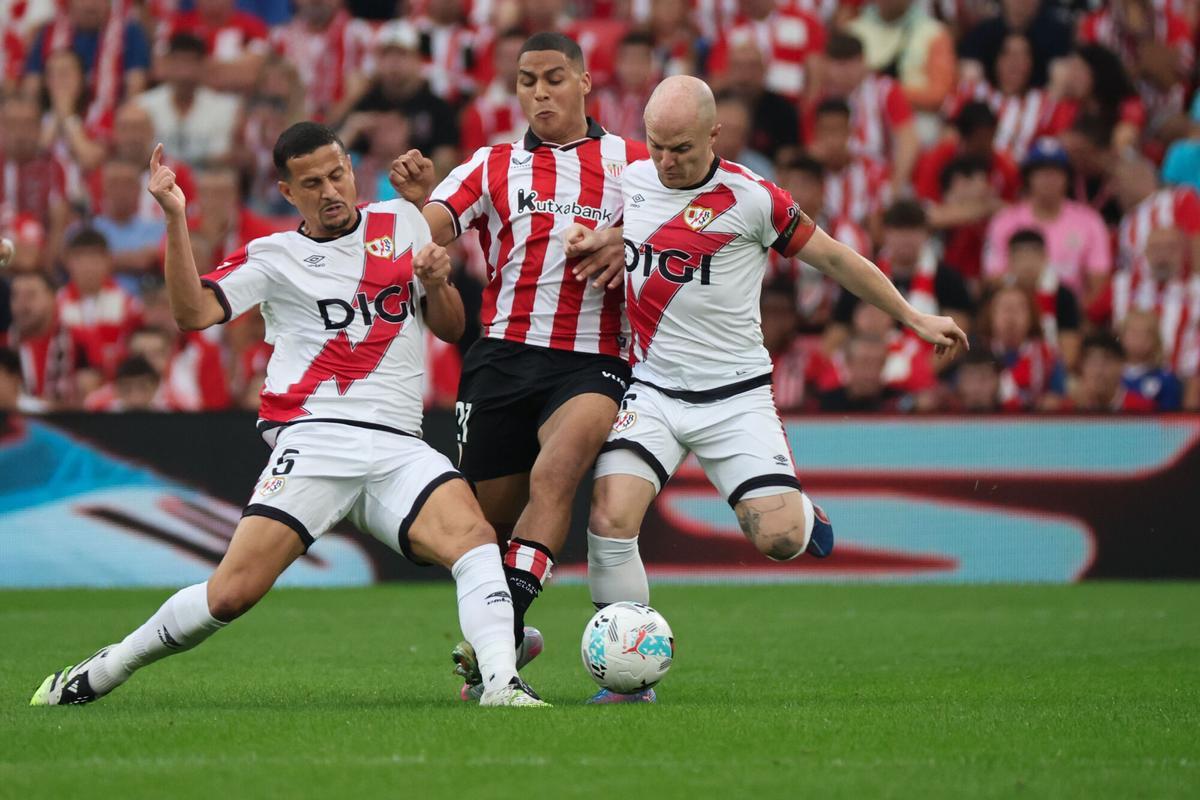 BILBAO, 25/08/2025.- El delantero del Athletic Club Maroan Sannadi (c) pelea una posesión con los jugadores del Rayo Luiz Felipe (i) e Isi Palazón (d) durante el encuentro correspondiente a la segunda jornada de LaLiga EA Sports disputado entre el Athletic Club y el Rayo Vallecano en San Mamés, este lunes. EFE/ Luis Tejido