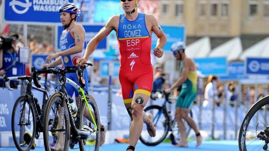 Gómez Noya corre junto a su bicicleta en una prueba del Mundial.