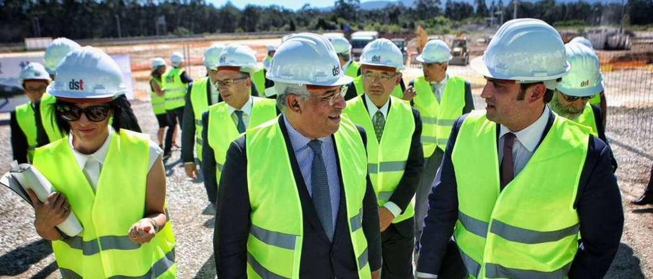 El primer ministro luso, António Costa (c.), en el inicio de las obras de la planta de Howa en Viana. // G.P.