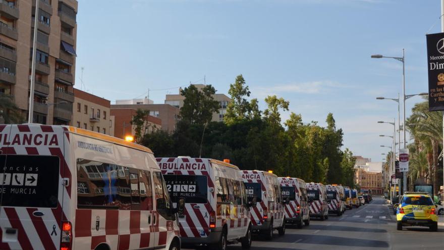 La caravana de ambulancias llamó la atención de los ciudadanos.