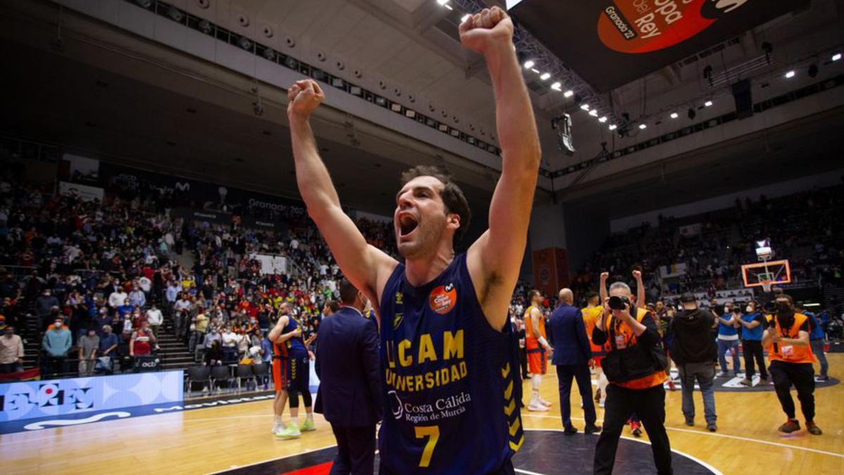 Tomás Bellas se dirige a la grada tras el partido. | ACB PHOTO