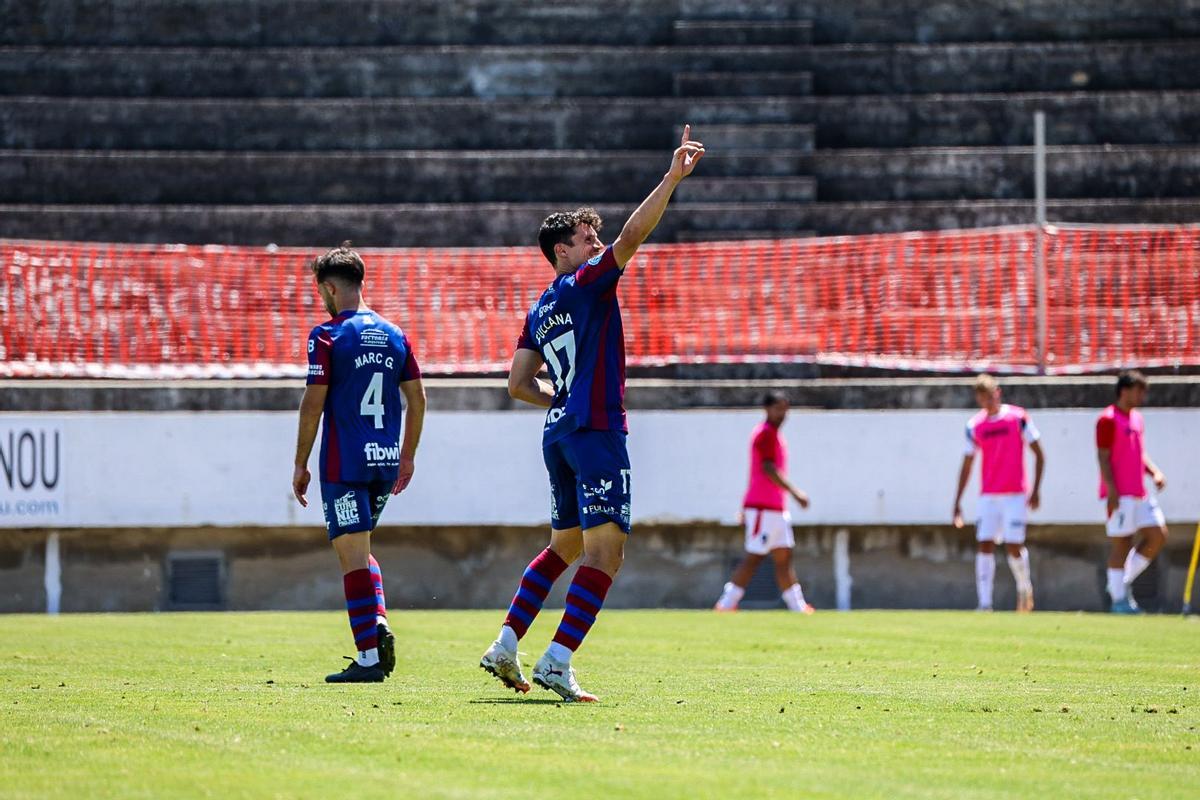 Fullana saluda a la grada tras marcar uno de sus tres goles al Porreres