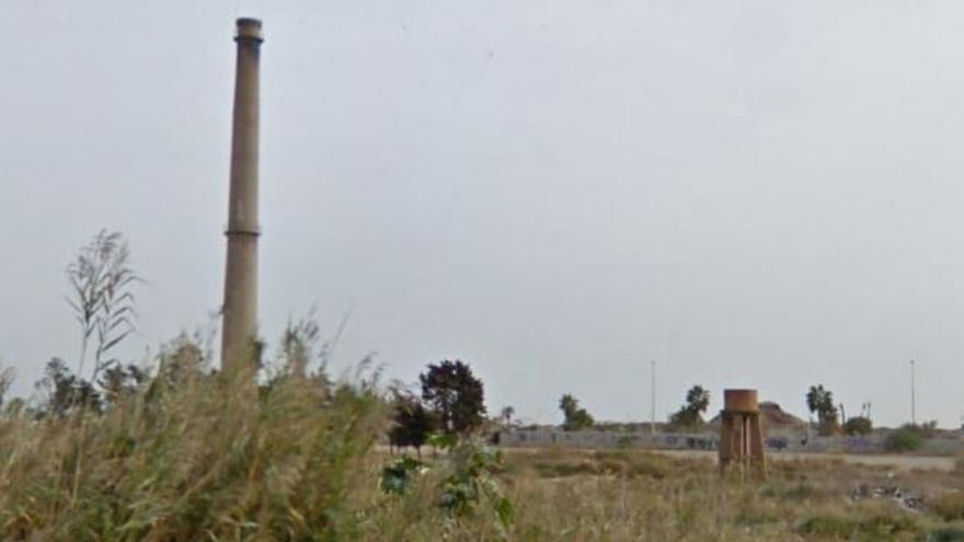 Los suelos de la Térmica con la vieja chimenea de la central eléctrica