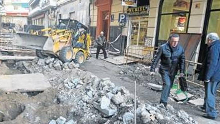 Los vecinos y comerciantes se quejan del retraso de las obras