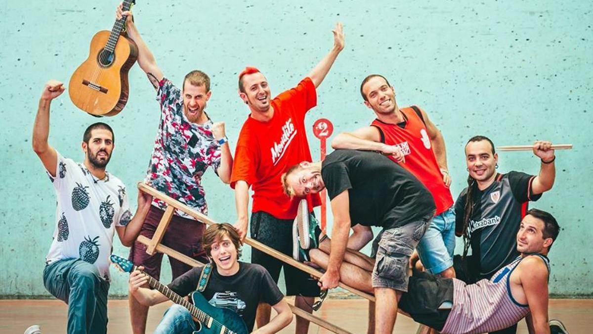 Una imagen promocional del grupo catalán "La Pegatina"