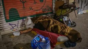 Un sintecho durmiendo bajo los arcos del paseo de Picasso, el pasado octubre. 