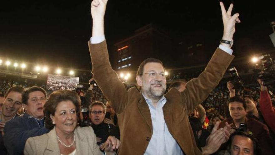 Rajoy durante el mitin de Valencia de 2008 con Álvaro Pérez El Bigotes a su izquierda.