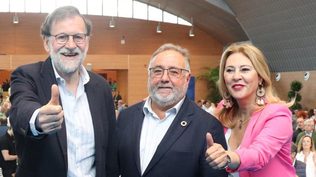 Joaquín Villanova, entre Mariano Rajoy y Carolina España, el pasado fin de semana en un acto de campaña.