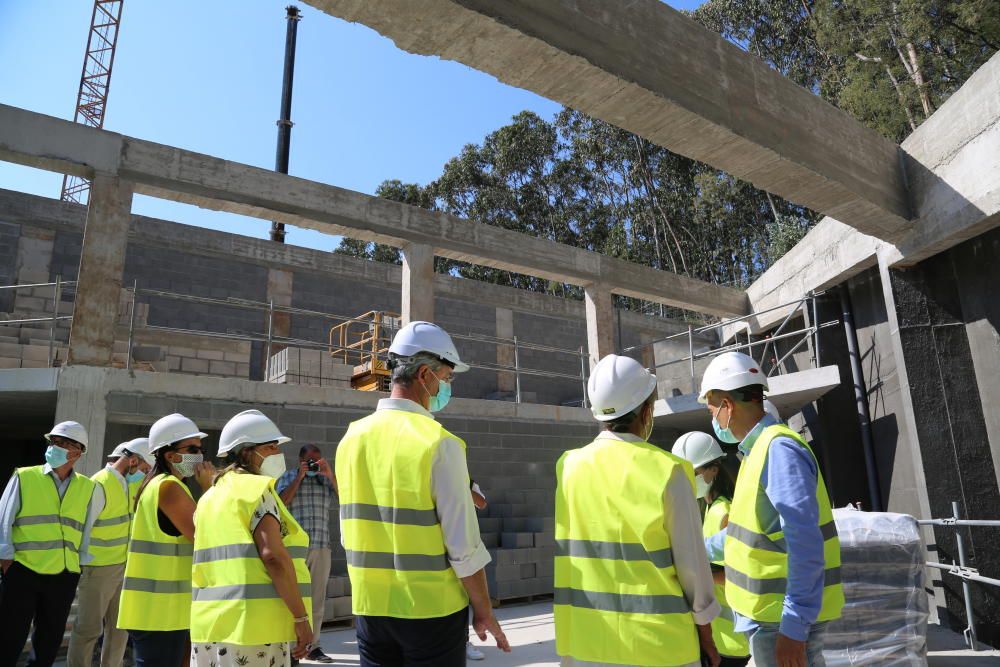 Visita de José Cacabelos y Carmela Silva a las obras del auditorio.