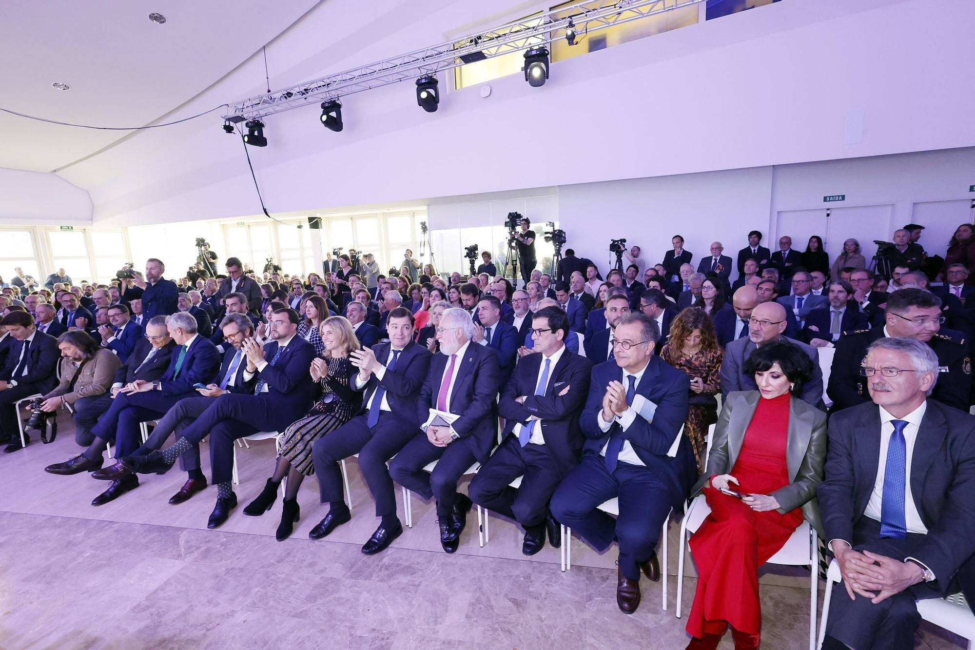 El poder político y empresarial se cita en Santiago
