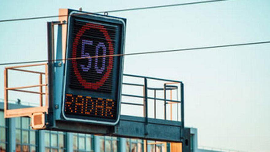 Imagen de un rádar en una carretera española.