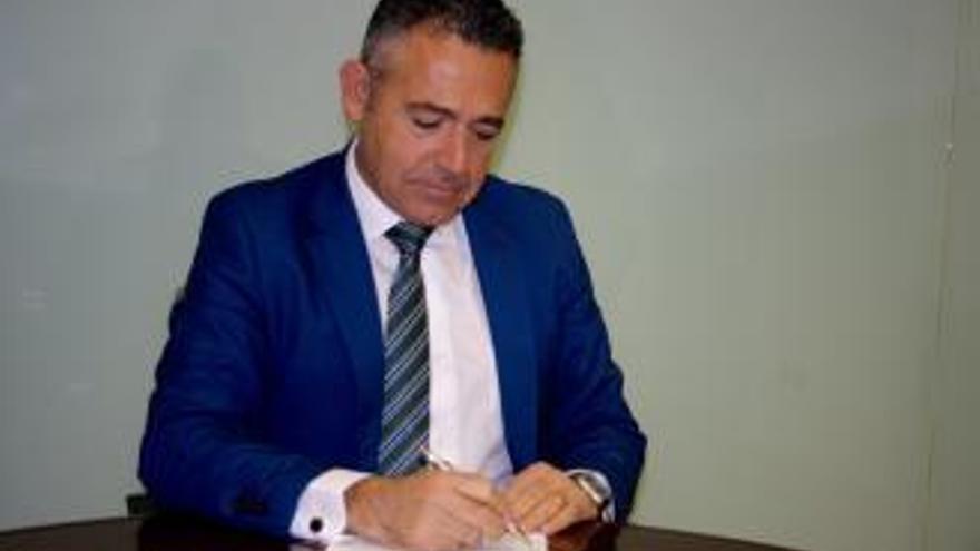 Diego García, en noviembre, firmando el acuerdo con Hacienda