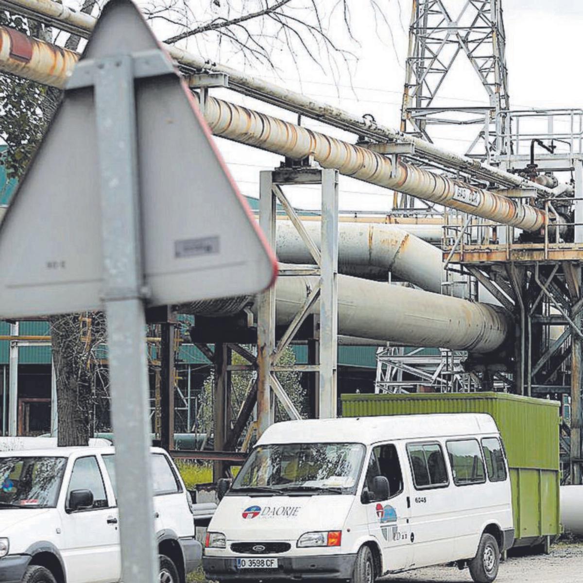 Una furgoneta de Daorje, en las instalaciones de Arcelor en Avilés.  | MARA VILLAMUZA