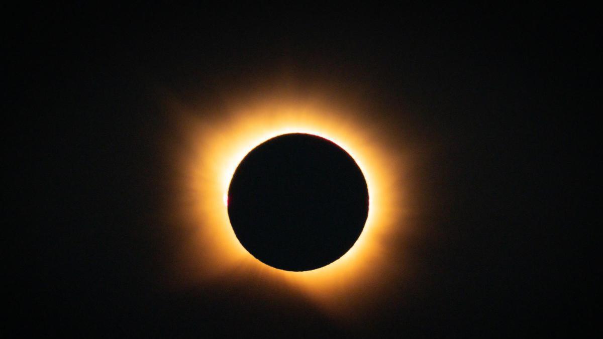 La corona solar en l'eclipsi total a Catalunya des de La Granadella