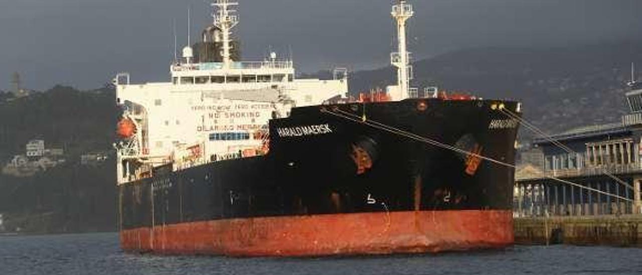 El &quot;Harald Maersk&quot;, atracado en la Estación Marítima. // R.Grobas