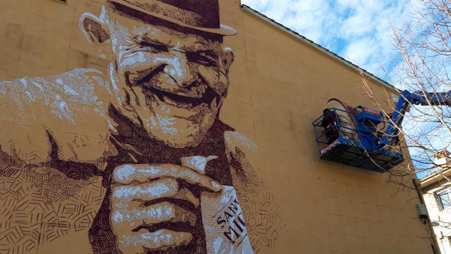 L&#039;artista Roc BlackBlock pinta una façana a l&#039;entrada nord del barri.