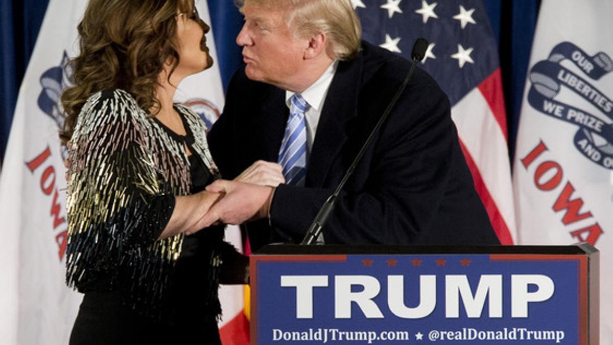 Sarah Palin y Donald Trump, en un mitin en Iowa, este martes.