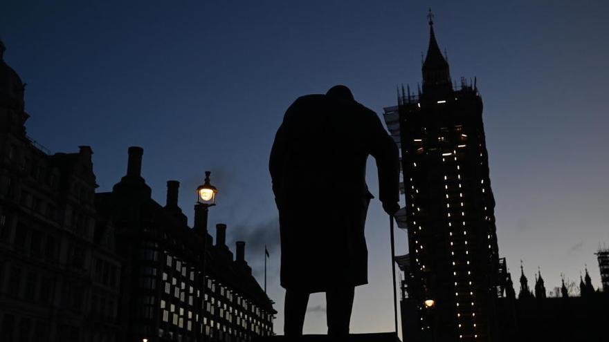 Vista de la estatua de Churchill frente al Parlamento británico, en Londres