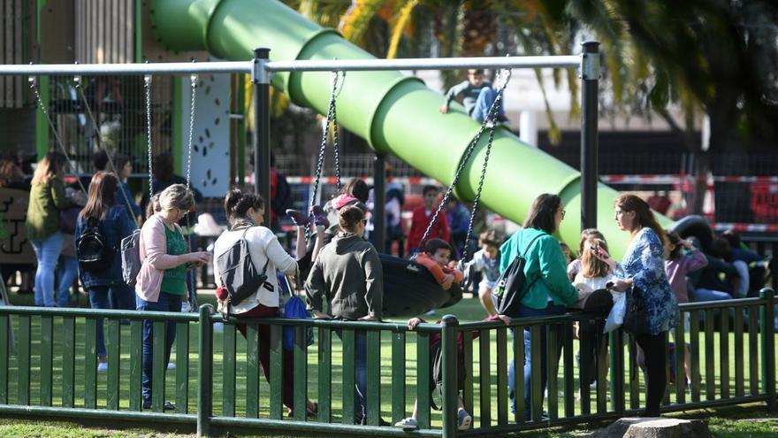 Madres con sus hijos en un parque infantil de la ciudad.