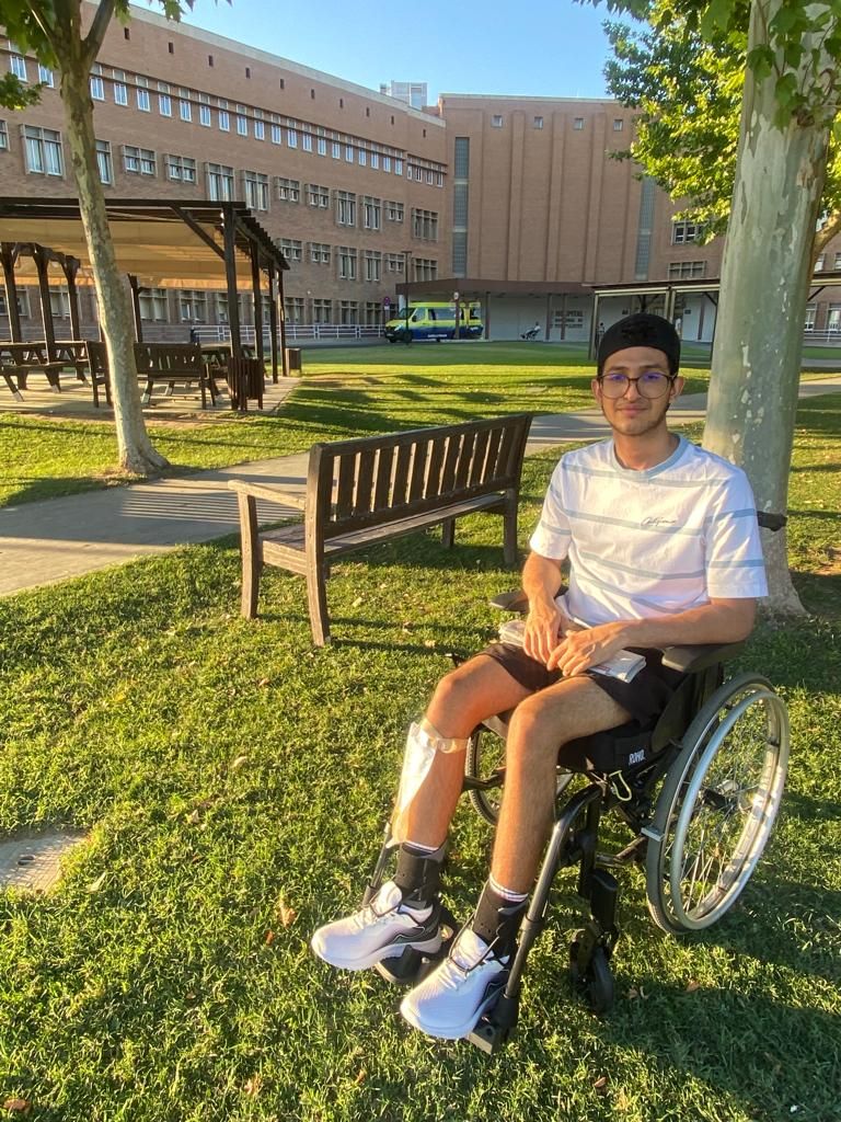 Diego en el jardín del hospital del Toledo donde lleva ingresado desde finales de junio.
