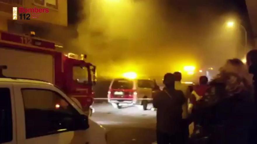 Un incendio calcina un sótano en Orihuela y afecta a dos plantas