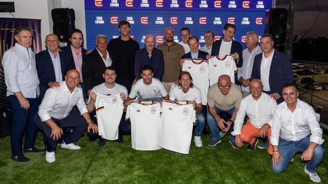 José Ramón Cuetos Lobo, agachado, tercero por la derecha, junto a los invitados por la Federación en Dallas. | RFEF