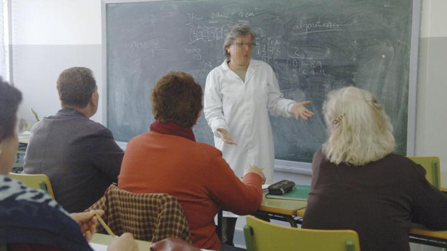 Varios alumnos acuden a clase en un centro de educación de adultos de A Coruña.