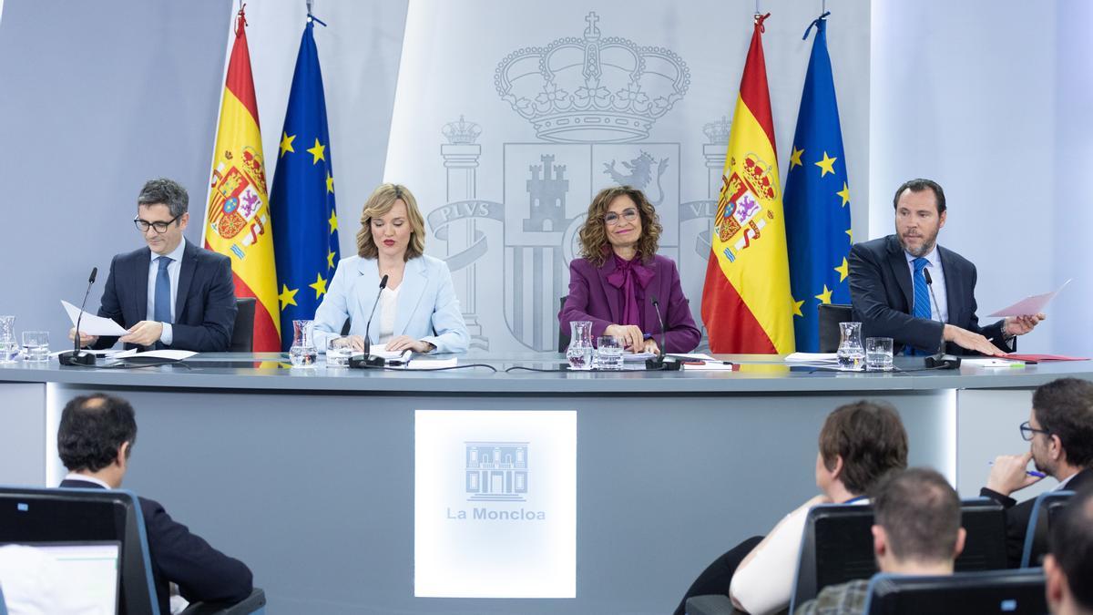 La vicepresidenta primera y ministra de Hacienda, María Jesús Montero, con otros miembros del Gobierno, este martes tras el Consejo de Ministros.