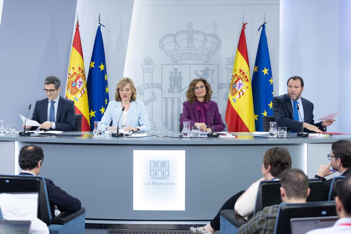 La vicepresidenta primera y ministra de Hacienda, María Jesús Montero, con otros miembros del Gobierno, este martes tras el Consejo de Ministros.