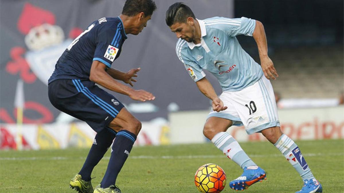 Nolito, ante Raphael Varane, en un partido de la Liga BBVA