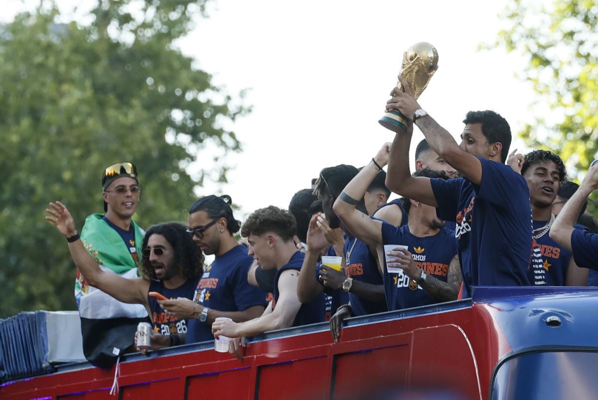 Rodri ofrece el trofeo del Mundial a los aficionados