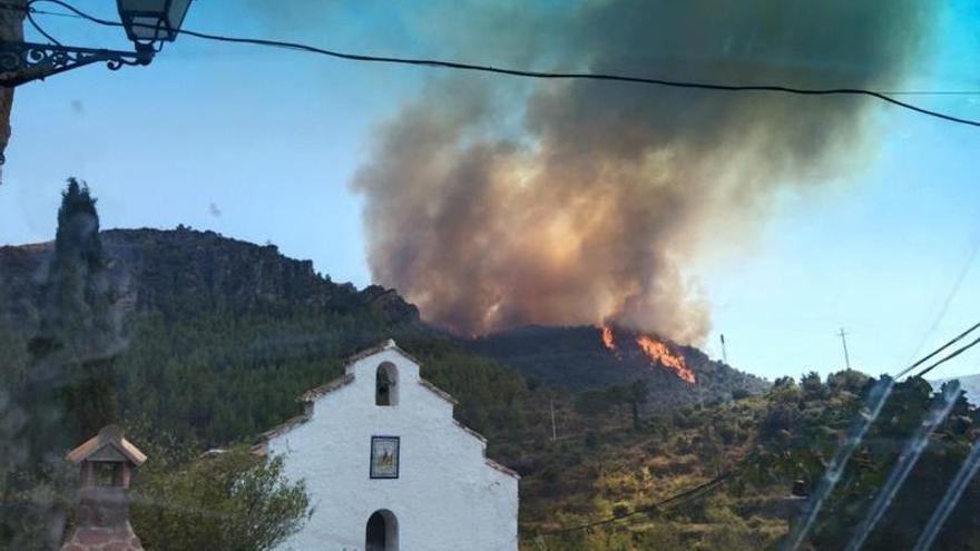 Las llamas, en las inmediaciones de la ermita de Arteas de Abajo.