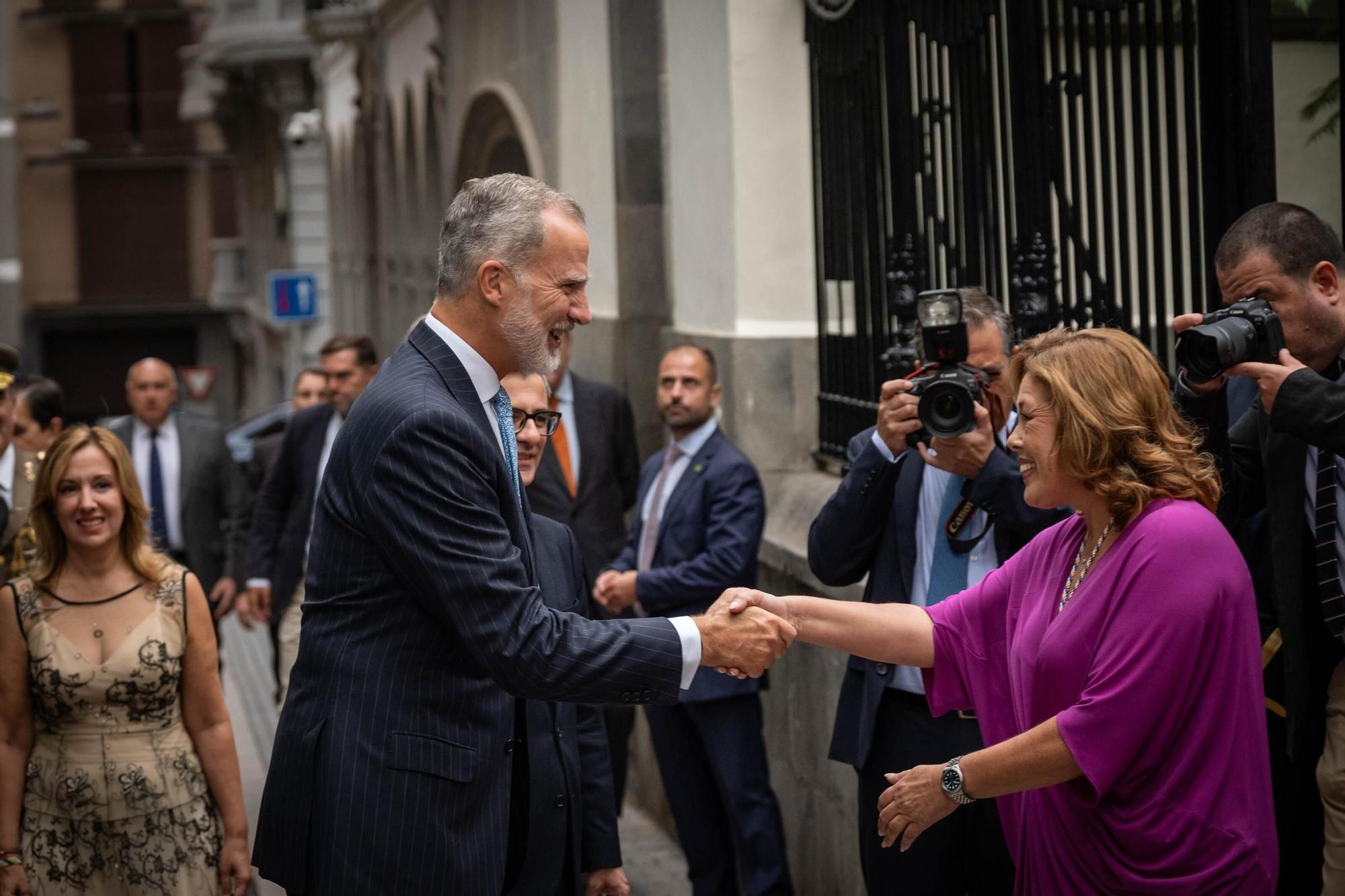 Felipe VI recibe la medalla de oro del Parlamento de Canarias
