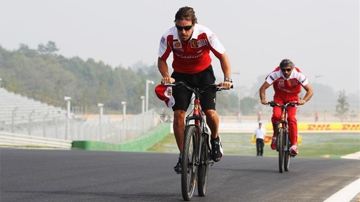 Fernando Alonso, en bicicleta, en el circuito de Corea