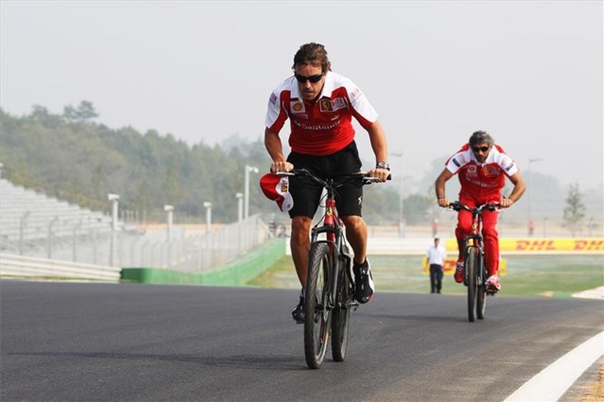 Alonso recorre en bicicleta el circuit d’automobilisme de Corea l’octubre del 2010. Alonso recorre en bicicleta el circuit d’automobilisme de Corea l’octubre del 2010.