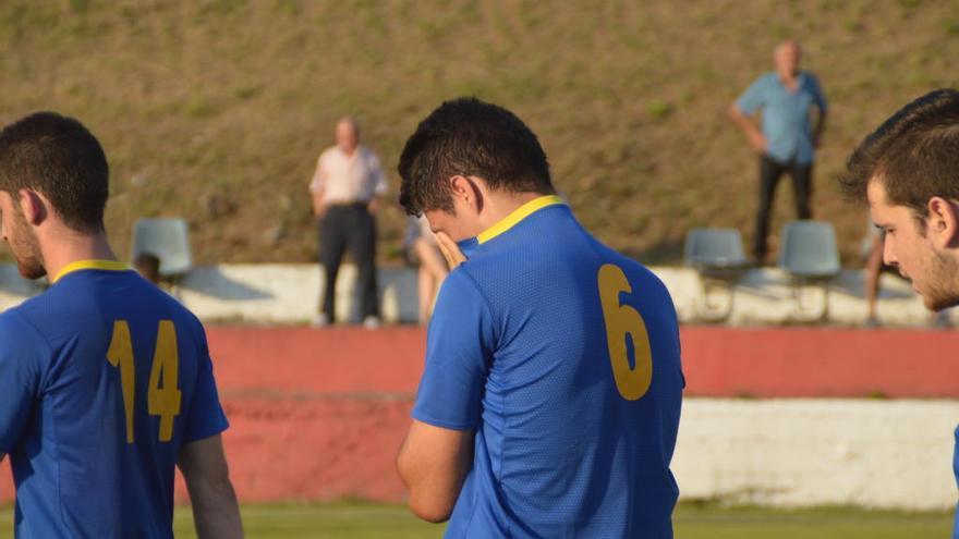 Els jugadors del Llançà, desolat després de la derrota a Sant Jaume