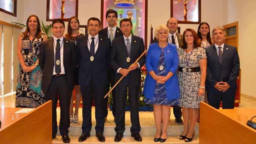 El alcalde de Coín, Fernando Fernández, posa junto a su nuevo equipo de gobierno.