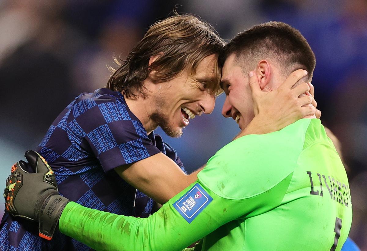 Al Wakrah (Qatar), 05/12/2022.- Luka Modric (L) of Croatia celebrates with his goalkeeper Dominik Livakovic after winning the penalty shoot-out of the FIFA World Cup 2022 round of 16 soccer match between Japan and Croatia at Al Janoub Stadium in Al Wakrah, Qatar, 05 December 2022. (Mundial de Fútbol, Croacia, Japón, Catar) EFE/EPA/Abir Sultan