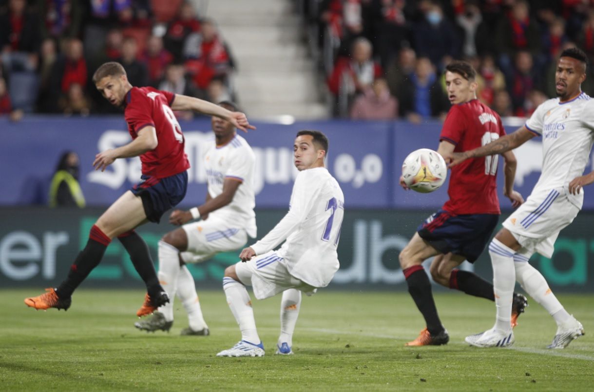 Ataque del Osasuna en el partido ante el Madrid en El Sadar.