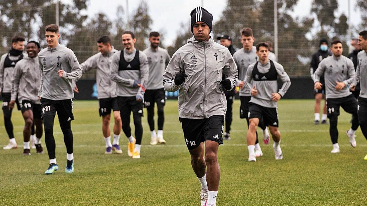 Tapia, en primer término, durante el entrenamiento que el Celta celebró ayer en Mos. |  // RCCV