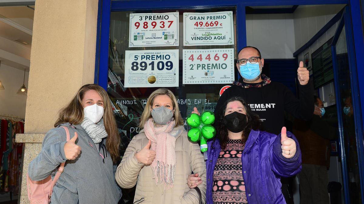 Trabajadoras y usuaria de Sorapán, junto a Ángel Valiente, ante el punto de venta mixto.